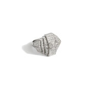 FSJ250_WG-bague-Rockaway-pyramid-diamants-or-blanc-vue-3-4-fond-blanc-ombre.jpg